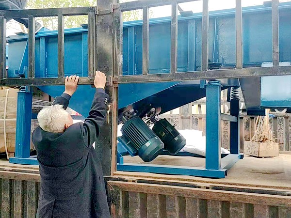 振动筛发往山西盂县