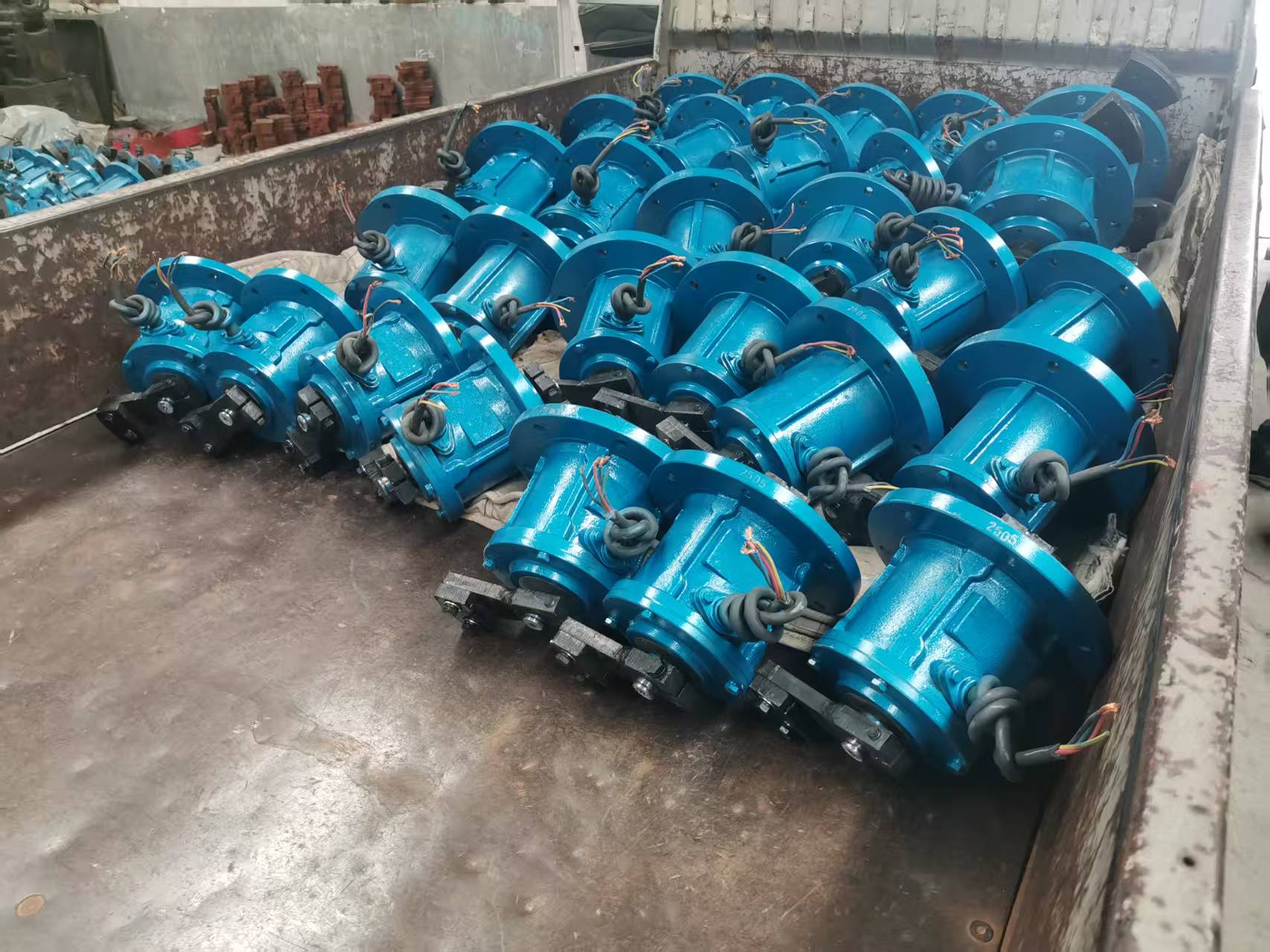 三江YZUL立式振动电机发货，本地客户送货中